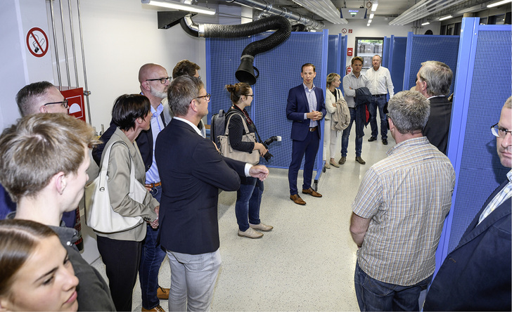 
In „Heinrichs Werkstatt“ finden für Auszubildende und für Mitarbeiter Qualifizierungsmaßnahmen statt.



