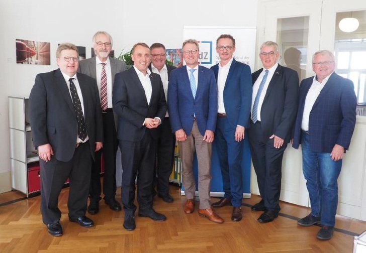 V.l.n.r.: Guido Eichel (AdK), Heinz-Eckard Beele (VDMA Armaturen), Till Reine (VfW), Uwe Glock (BDH), Dr. Michael Pietsch (DG Haustechnik), Martin Palsa (VDMA Pumpen + Systeme), Norbert Borgmann (ZVSHK), Dr. Manfred Oesterle (VdZ-Projektmanagement) - © VdZ
