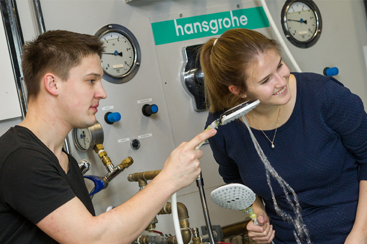Melanie Chaloupka, Akustikexpertin bei Hansgrohe, hört im Luftschallprüfstand des neuen Forschungslabors genau hin, um den perfekten Wasser-Sound zu finden.