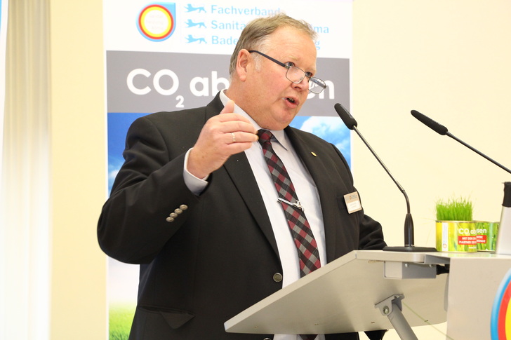 Der Fachverband-Vorsitzende Joachim Butz begrüte rund 140 geladene Gäste zum Austausch im Stuttgarter Neuen Schloss.