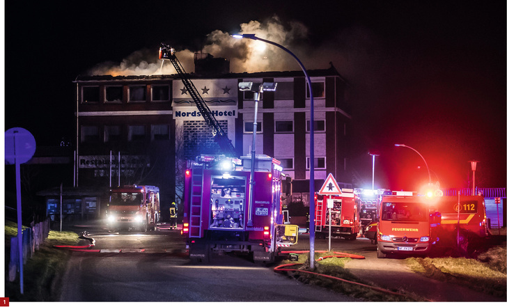 

Brennendes Hotelgebäude.





