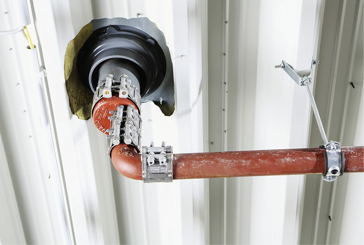 
Das brennt nicht: Gully aus Gusseisen mit SML-Gussrohr.



