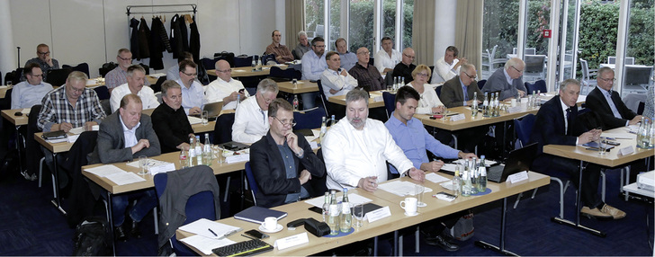 
Gesprächsbedarf: Auf der Sitzung der Bundesfachgruppe SHK am 6. und 7. November 2018 gab es zu den Themen Wartung und Dienstleistungen der EVUs zahlreiche Diskussionsbeiträge.



