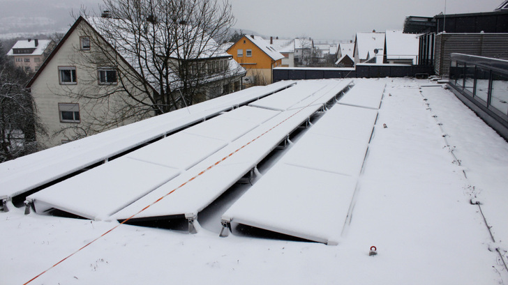 Auch dicke Schneeschichten machen einem Modul nichts aus – solange die Last gleichmäßig verteilt ist. Solarmodule halten einem Druck von 2.400 Pascal (Pa) stand, ohne Schaden zu nehmen. Das entspricht 240 Kilogramm pro Quadratmeter (kg/qm). Für schneereiche Gebiete gibt es Module, z.B. von IBC Solar, die sogar 5400 Pa (540 kg/m2) standhalten.