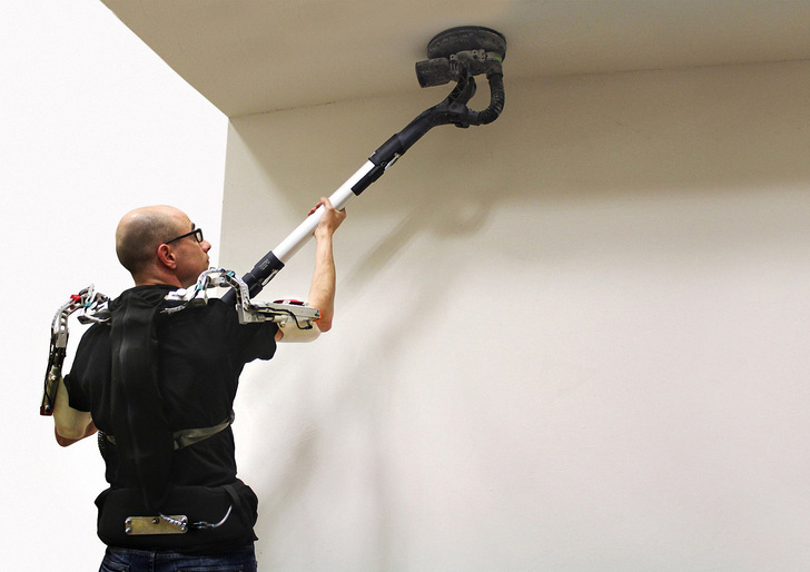 Ermüdende Arbeit über Kopf: Ein Exoskelett, das hier an den Oberarmen ansetzt, unterstützt die Muskel-Tätigkeiten der Arme und verlängert somit die Ausdauer des

Handwerkers erheblich.