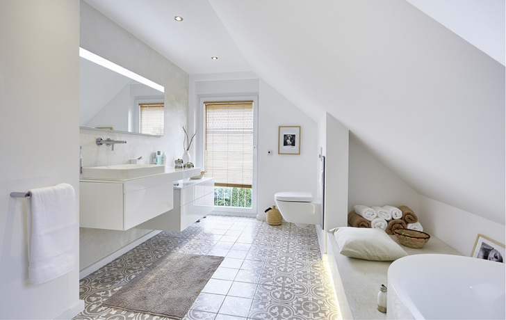 
Heute: Für die neue helle und großzügige Badgestaltung wurden Zimmer in der oberen Etage eines Einfamilienhauses zusammengelegt.



