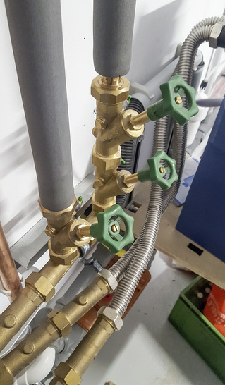 
Diese Installation ist eher un-Hahn-tlich.



