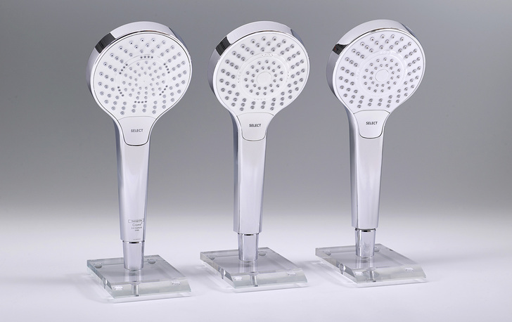 2 dreiste Kopien der Hansgrohe Handbrause Croma Select S Multi (Original links im Bild) wurden 2019 mit dem Negativ-Preis "Plagiarius" ausgezeichnet.