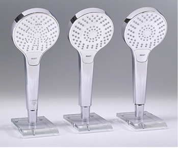 
Zwei Fälschungen, ein Original: Die echte Hansgrohe-Handbrause Croma Select S Multi ist links im Bild. 



