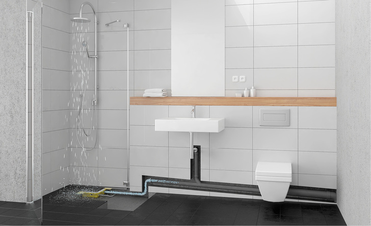 
Modernisiertes Bad mit barrierefreier Dusche. Das Abwasser wird in das hier in der Wand liegende Abwasserrohr gepumpt. 



