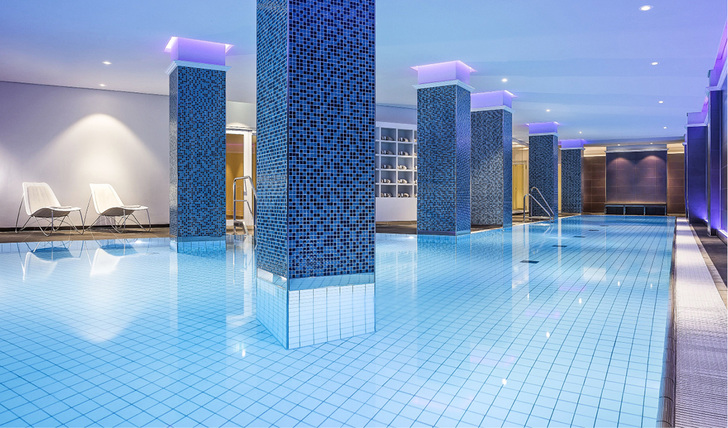 
Nach DIN 19643 müssen mindestens 30 l frisches Wasser pro Badegast und Tag zugeführt werden.



