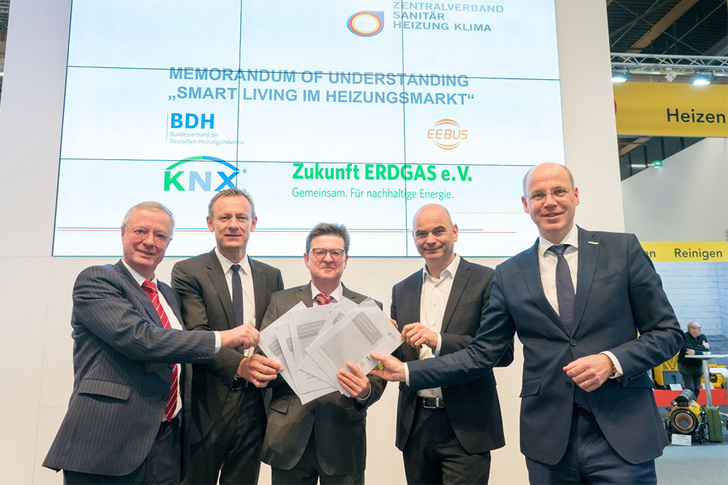 V.l.n.r.: Andreas Lücke, Hauptgeschäftsführer BDH, Heinz Lux, CEO KNX Association, Helmut Bramann, Hauptgeschäftsführer ZVSHK, Peter Kellendonk, Vorstandsvorsitzender EEBus und Dr. Timm Kehler, Vorstand Zukunft Erdgas