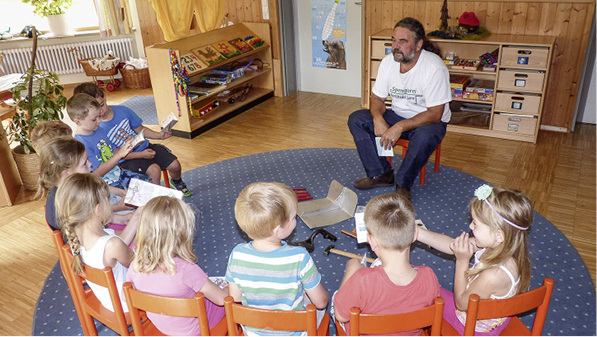<p>
Berthold Zürn liest im Kindergarten das Klempner-Kinderbuch vor.
</p>

<p>
</p> - © Evelyn Zürn


