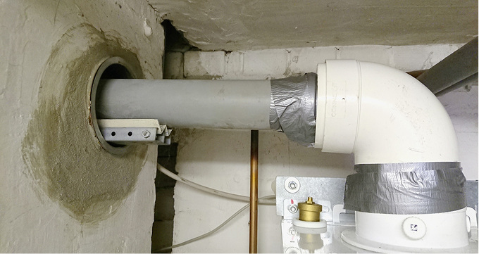 
Abfluss? Abgas? Egal, Hauptsache Gefälle. 



