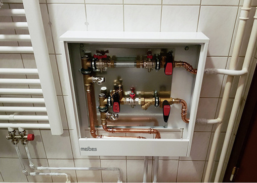 
Die projektspezifisch konfigurierte Messstation von Meibes in einer Verkleidung aus weiß lackiertem Stahlblech.



