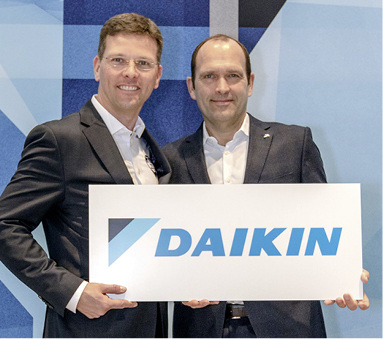 
Georg Blümel und Gunther Gamst gaben auf der ISH den Startschuss für den Markenwechsel von Rotex zu Daikin.



