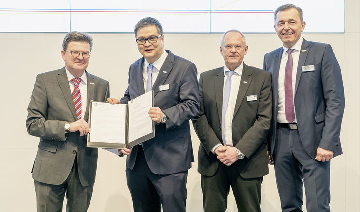 
Haftungsübernahmevereinbarung nach neuestem Zuschnitt (v. l.): ZVSHK-Hauptgeschäftsführer Helmut Bramann, Johannes Rump, Bernhard Schaub (beide Oventrop) und ZVSHK-Präsident Michael Hilpert.



