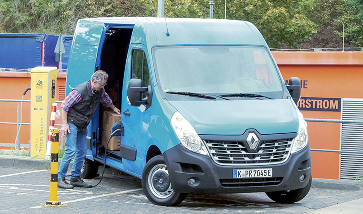 



Mit 33-kWh-Batterie bringt es der Renault Master Z.E. als 3,1-Tonner und einer maximalen Nutzlast von 1,12 t auf die Reichweite von ca. 100 km.
