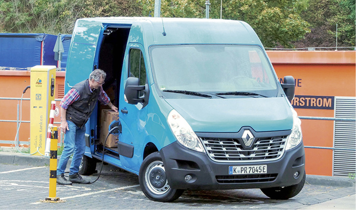 <p>
</p>

<p>
Mit 33-kWh-Batterie bringt es der Renault Master Z.E. als 3,1-Tonner und einer maximalen Nutzlast von 1,12 t auf die Reichweite von ca. 100 km.
</p> - © Thomas Dietrich

