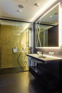 Die bodenebene Duschfläche Conoflat wurde in 47 Zimmern des Hotel Indigo Warsaw Nowy Świat eingesetzt. - © Piotr Gesicki
