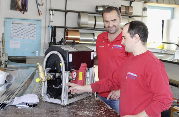 

Alfred Keller (hinten) ist SHK-Unternehmer mit Leib und Seele. Sein Betrieb ist in Überlingen/Bodensee angesiedelt. Er ist Obermeister der Innung SHK Bodenseekreis und stellvertretender Vorsitzender im Fachverband SHK Baden-Württemberg. 





