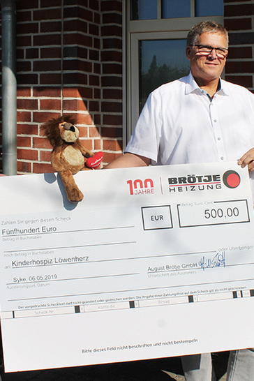 Andreas Martens (August Brötje GmbH) übergibt die Spende an das Kinderhospiz Löwenherz.