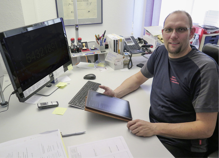 





Frank Selg ist leidenschaftlicher Handwerksunternehmer. Sein SHK-Innungsbetrieb ist in Meersburg/Bodensee beheimatet. Neben der SHK-Seite ist die Firma auch eingetragener Elektrofachbetrieb.

