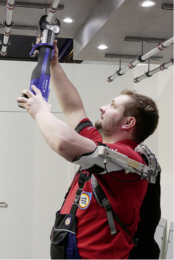 
Ein Exoskelett kann durch die Entlastung Krankheitsbildern wie beispielsweise Muskel-Skelett-Erkrankungen entgegenwirken.



