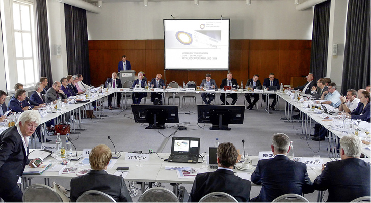 





Folgenabschätzung: Einstimmig verabschiedete die ZVSHK-Mitgliederversammlung eine Resolution zur CO

2

-Bepreisung – adressiert an die politischen Entscheider für ein kommendes Klimaschutzgesetz.

