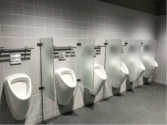 
In den Sanitärräumen der Frankfurter Messehalle 12 verrichtet der elektronische Urinalspüler Tempomatic 4 von Delabie seinen Dienst.




