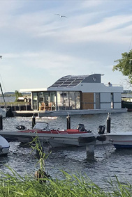 Nüchtern betrachtet ist das Hausboot ein eingeschossiges Gebäude mit einer Grundfläche von 58 m2. Ein Bootsrumpf ist jedoch mitnichten ein Fundament.