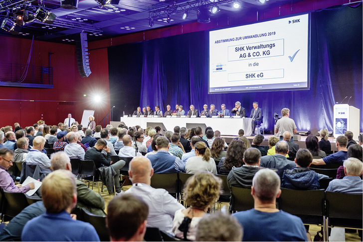 

Mit sehr großer Mehrheit stimmten die Gesellschafterinnen und Gesellschafter der SHK der Umwandlung ihrer Verbundgruppe in eine eingetragene Genossenschaft zu.





