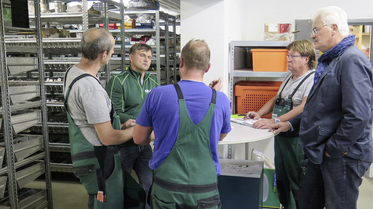 





Mehr und besser miteinander reden: Transparenz in den Entscheidungen und Klarheit in den Anweisungen heben das Miteinander im Unternehmen auf eine neue Beziehungsebene, wie hier zum Feierabend-Feedback beim SHK-Betrieb Bauer in Baden-Baden.

