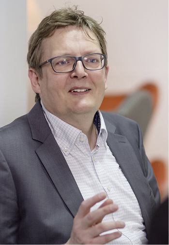 



Frank A. Reinhard
t ist Inhaber einer Agentur für Content-Entwicklung und -Kommunikation in Köln. Der diplomierte Produktdesigner war in der Sanitärbranche als Produktmanager tätig, publizierte in Fachmagazinen und veröffentlichte Studien zur Konsumforschung. Als Trendexperte, Referent und Juror ist er in allen Medien und auf Messen zu Hause.
