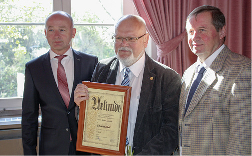 
Rainer Leipoldt (Mitte, Innung SHK Zwickau) wurde mit der Ehrennadel des Fachverbandes SHK Sachsen in Gold ausgezeichnet.



