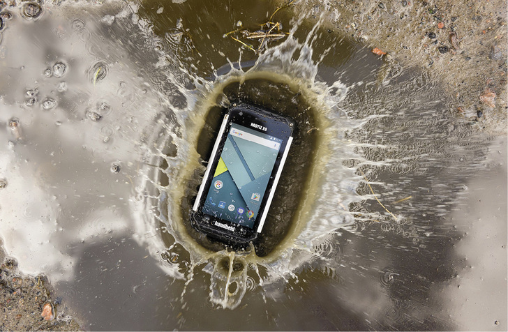 

Hart und smart: Rugged Smartphones vertragen auch mal einen Knuff oder ein kurzes Bad.





