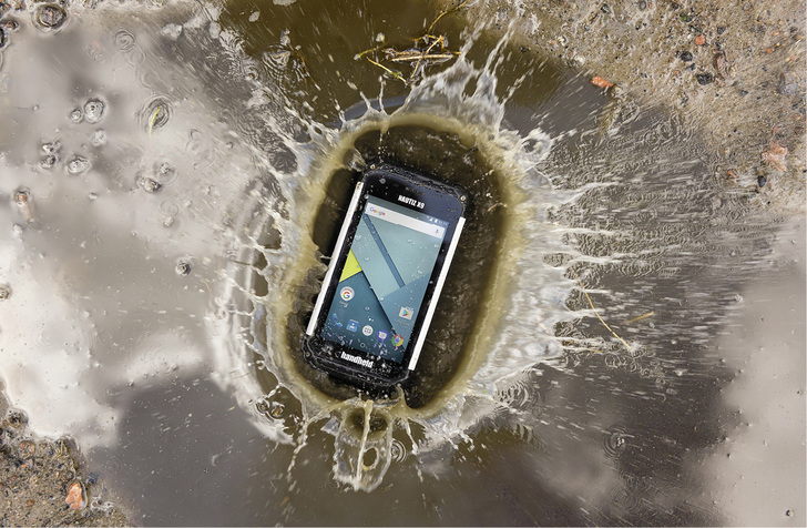 <p>

Hart und smart: Rugged Smartphones vertragen auch mal einen Knuff oder ein kurzes Bad.

</p>

<p>

</p> - © Handheld Germany

