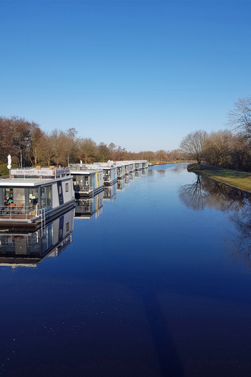 8 schwimmende Ferienhäuser sind an der Hausboot-Marina in Bad Bederkesa fest vertäut. - © Otte Heizung Sanitär
 8 schwimmende Ferienhäuser sind an der Hausboot-Marina in Bad Bederkesa fest vertäut.