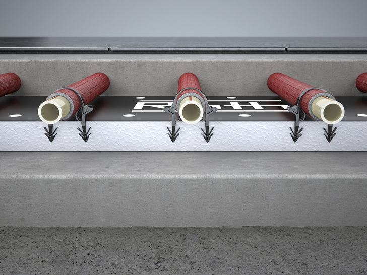 In Durchgangs-Räumen können durchlaufende Zuleitungen mit einem Dämmschlauch versehen werden.