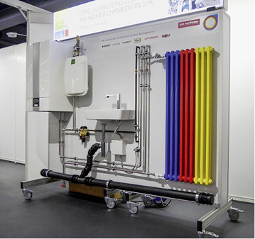 



Die rollbare Montagewand (2300 mm breit, 1970 mm hoch, 780 mm tief) lässt sich mit TV-Infowand sowie Werkbank in Kombination mit einem Helfer für den Auf- und Abbau ordern.
