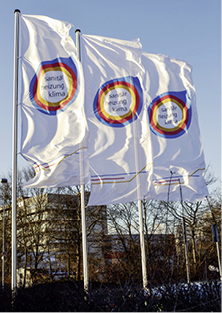 
Der Eckring weht: Für den Kunden ist eine solche Fahne weithin sichtbares Zeichen für Fachkompetenz.



