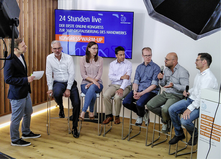 





Da waren alle noch munter: Der 24 Stunden dauernde Live-Kongress startete mit einer großen Diskussionsrunde.

