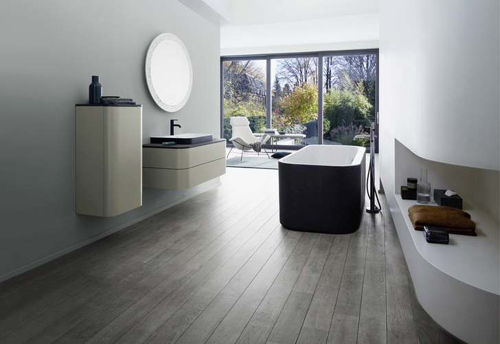 

Zweifarbigkeit ist angesagt bei Waschtisch und Badewanne. Dunkles Anthrazit wird dabei mit viel Weiß gekontert. Dazu passen helles Holz und sandfarbene Schränke. 





