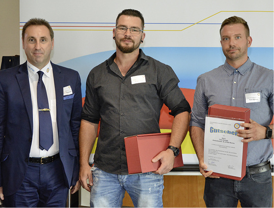 



Ausgezeichnet fortgebildet (von links): Landesinnungsmeister Dieter Allenbacher ehrte Fabian Siner und Timo Schade.
