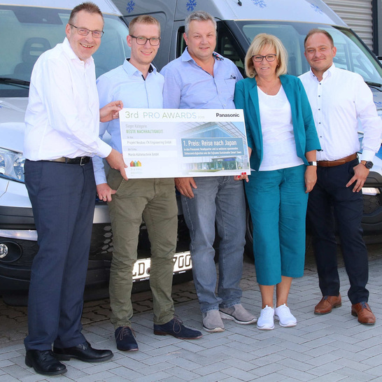 Dirk Eggers von Panasonic überreicht den Preis für das nachhaltigste Projekt im Rahmen des Panasonic PRO Award an die Firma Mardo Kältetechnik GmbH.