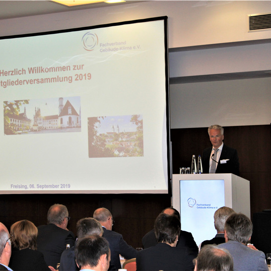 Professor Dr.-Ing. Christoph Kaup bei der Begrüßung der FGK-Mitgliederversammlung - © FGK
