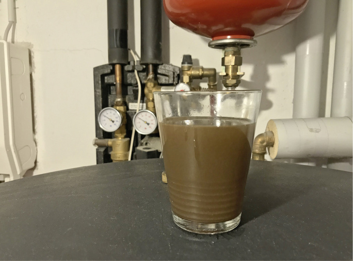 





Ist die Solaranlage stark verschmutzt, nimmt die Reinigungslösung durch das degradierte Glykol eine braune Färbung an.

