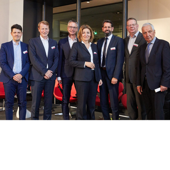 Die Teilnehmer der Podiumsdiskussion beim von STIEBEL ELTRON und enercity initiierten Politdialog in Hannover (von links): Moderator Karsten Wiedemann (energate), Ulf Heitmüller (VNG AG), Dr. Kai Schiefelbein (STIEBEL ELTRON), Dr. Susanna Zapreva (enercity AG), Olaf Lies, Niedersächsischer Minister für Umwelt, Energie, Bauen und Klimaschutz, Dr. Felix Matthes vom Öko-Institut sowie Prof. Dr. Klaus Töpfer, Bundesminister a. D.