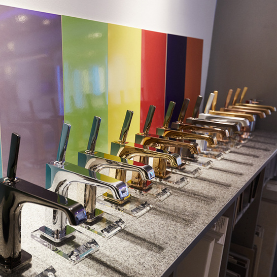So kommt Farbe beim Verbraucher an: Armaturenvielfalt live präsentiert — von goldglänzend über kupferwarm bis mattschwarz. Gesehen bei Küpper in Bonn während des “Tag des Bades“.
