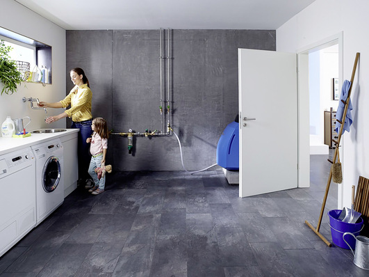 1 Damit Trinkwasser aus dem Wasserhahn bedenkenlos getrunken werden kann, muss das Trinkwassernetz vor Verun­reinigungen durch Flüssigkeiten der ­Kategorien 2 bis 5 geschützt werden.
